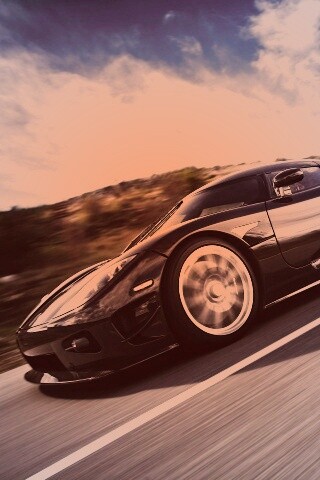 Автомобиль Koenigsegg мчится по трассе обои