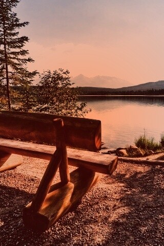 Деревянная скамья на берегу озера обои