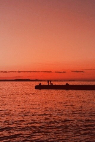 Одинокая пристань на озере обои