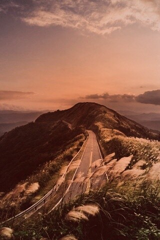 Дорога вдоль вершины холма обои