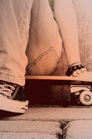 Девушка сидящая на скейте обои