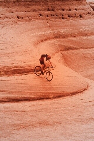 Опасный спуск на велосипеде обои