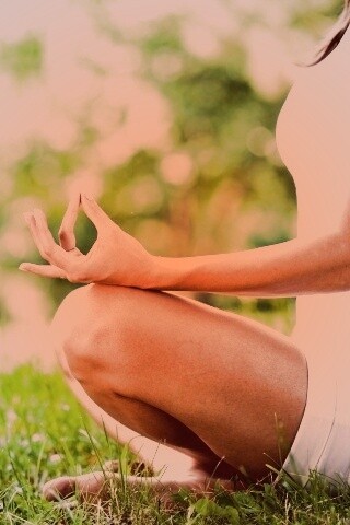 Девушка медитирует в позе лотоса на траве обои