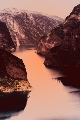 Лодка на реке среди высоких гор обои