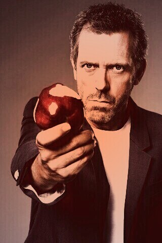 Доктор Хаус с яблоком в руке обои