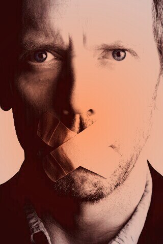 Хаус с пластырем на рту обои