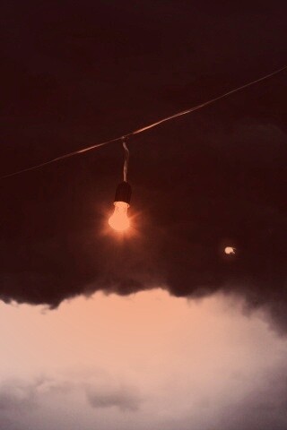 Лампочка на фоне туч обои