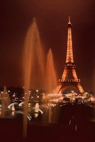 Фонтаны напротив башни Эйфеля обои