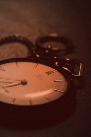 Часы на цепочке обои