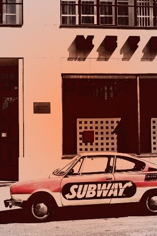 Реклама Subway на машине в Праге обои