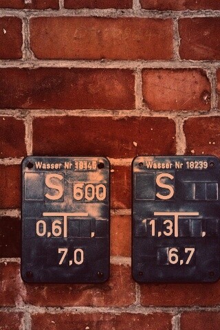 Стена с обозначениями обои