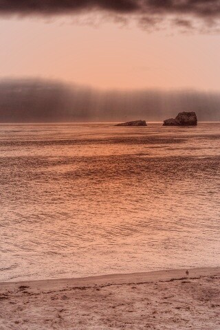 Пляж на фоне светящегосы неба обои