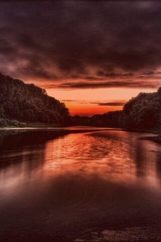 Багровый закат и водная гладь обои