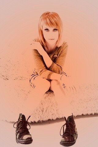 Рыжая в комнате обои