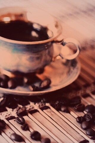 Чашка кофе и немного зерен обои