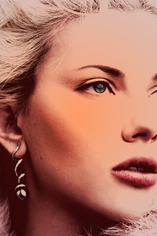 Скарлет Йохансон со змеиными серьгами обои