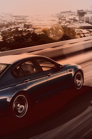 BMW F10 M5 на скоростной автостраде обои