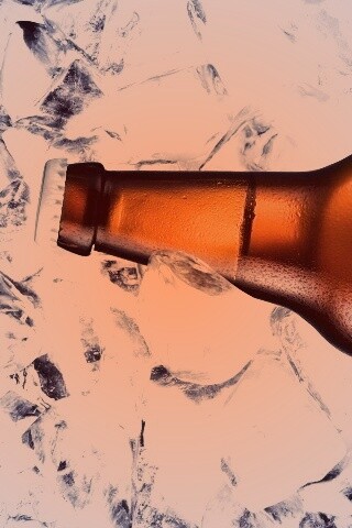 Бутылка пива во льду обои