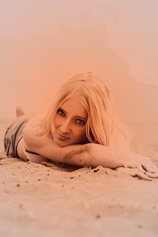 Девушка на песке обои