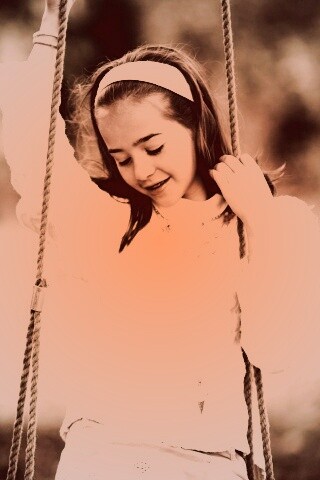 Девочка на качелях обои