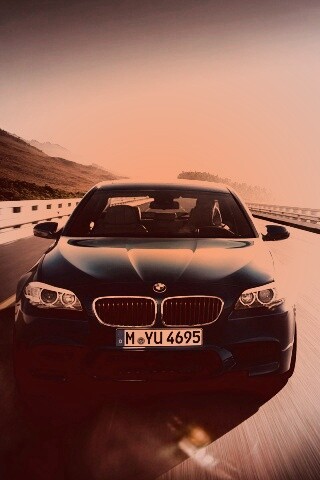 Синий БМВ на дороге обои