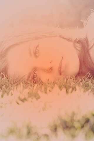 Девушка на траве обои