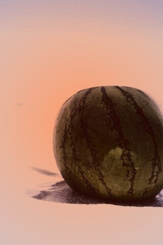 Арбуз в летней шляпке на пляже обои