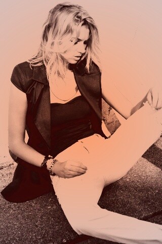 Девушка у стены обои