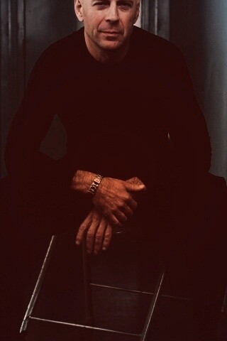 Брюс Уиллис на раскладном стуле обои