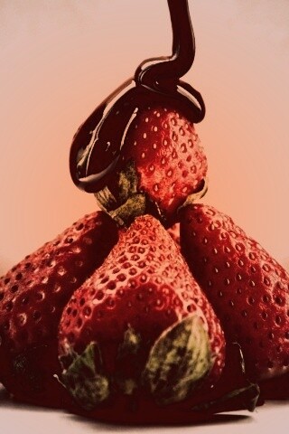 Аппетитная клубничка с шоколадом обои