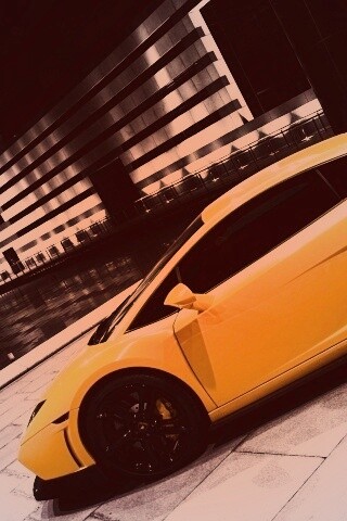 Желтая ламборджини в автосалоне обои