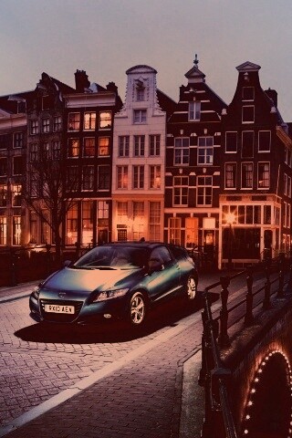 Автомобиль на мосту в свете фонаря обои