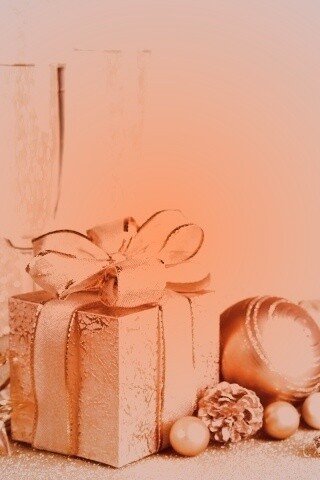 Подарок и бокалы шампанского обои