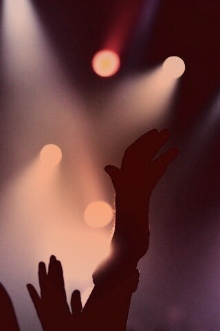 Руки людей на концерте обои
