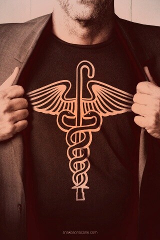 Футболка со змеями и тростью обои