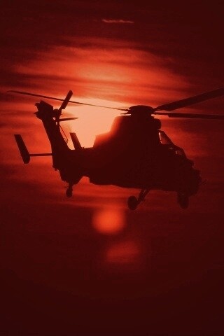 Вертолет в лучах закатного солнца обои