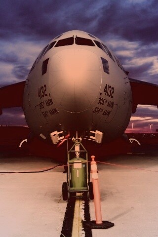 Самолет на взлетной полосе обои