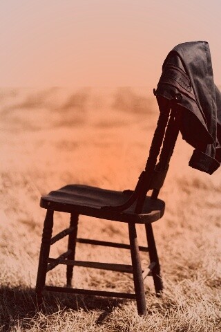 Стул в поле обои