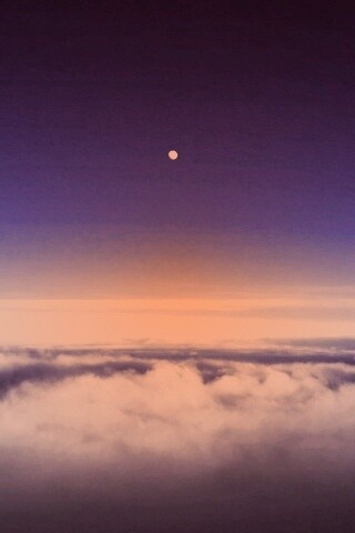 Одинокая луна над облаками обои