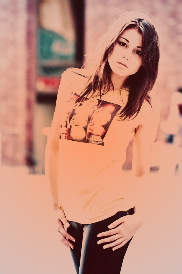 Молодая девушка в городе обои