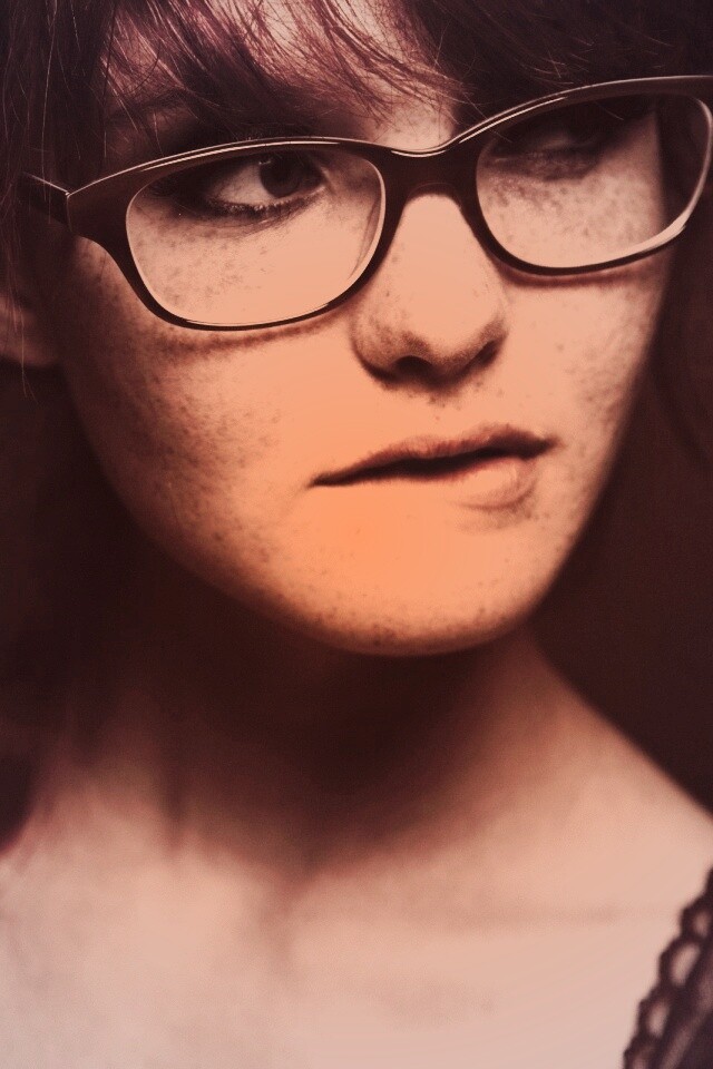 Рыженькая кусает губу обои