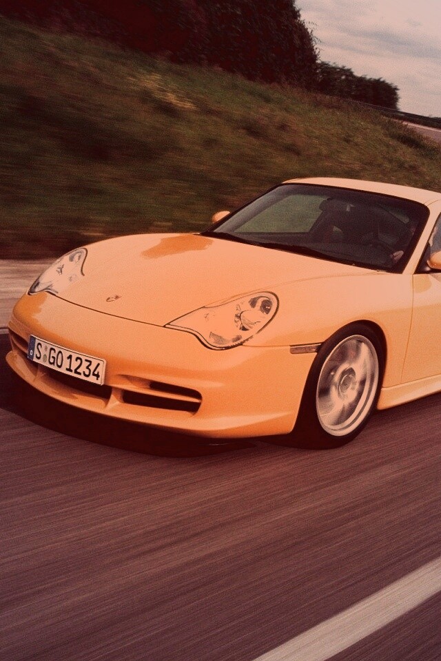 Желтый порш на повороте обои