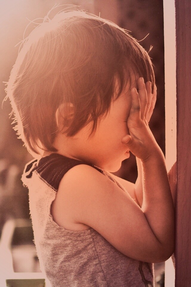 Малыш играет в прятки обои