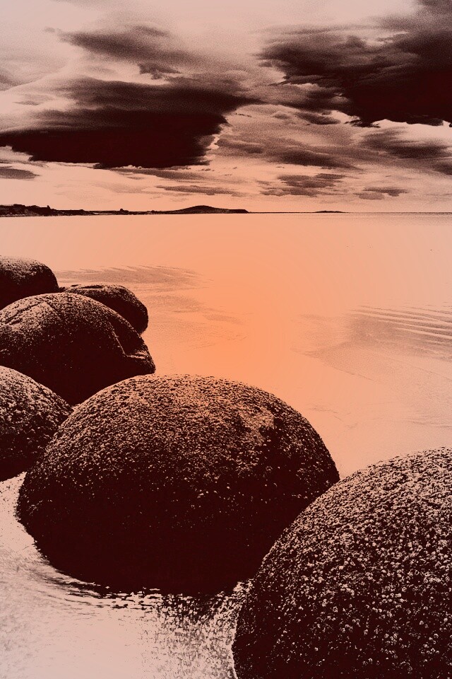 Круглые камни на берегу обои