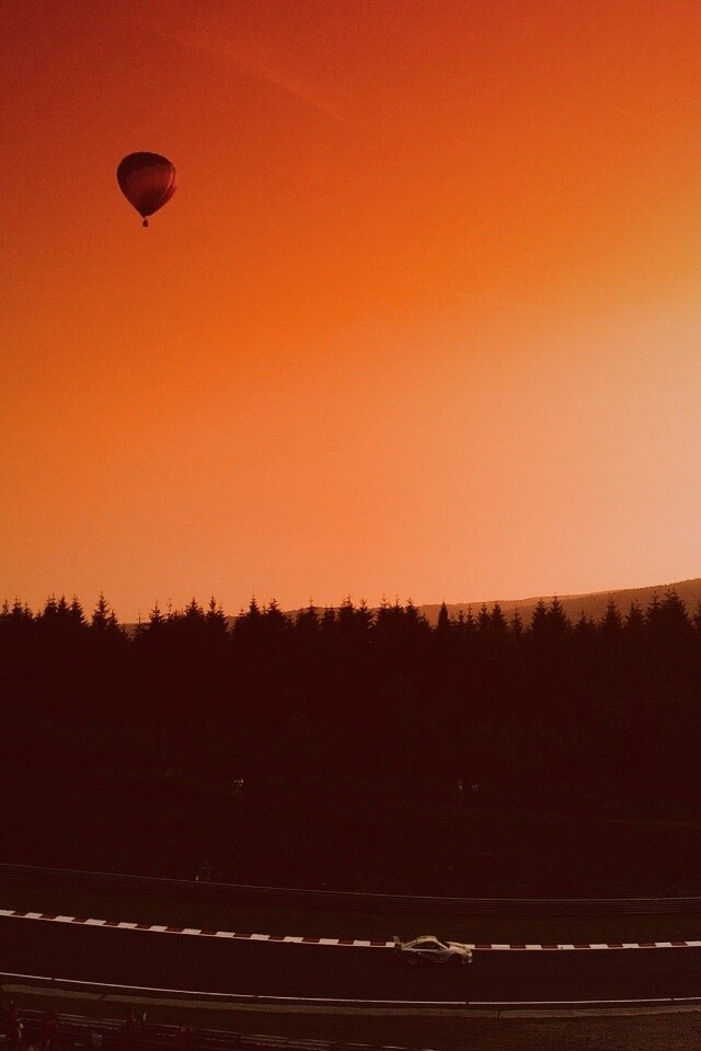 Воздушный шар над треком обои