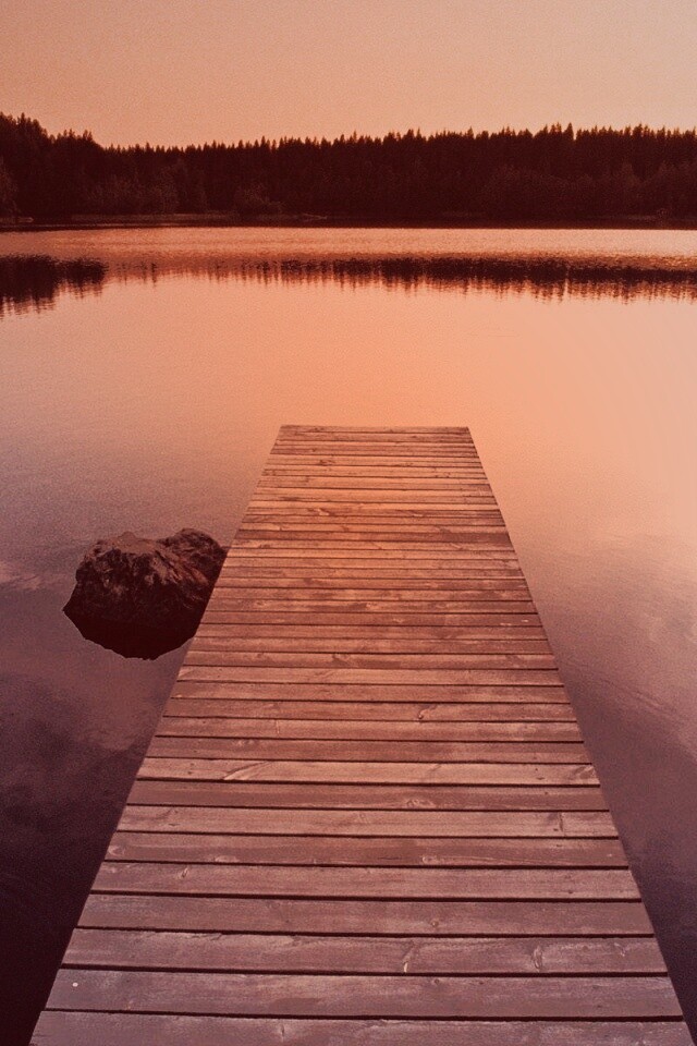 Деревянный пирс на озере обои