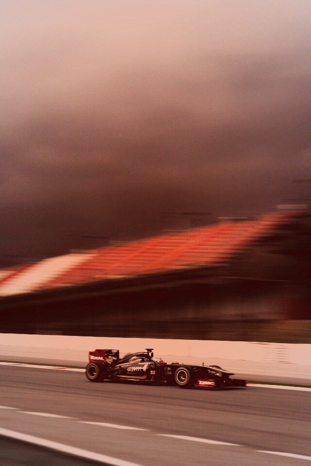 Болид на треке обои