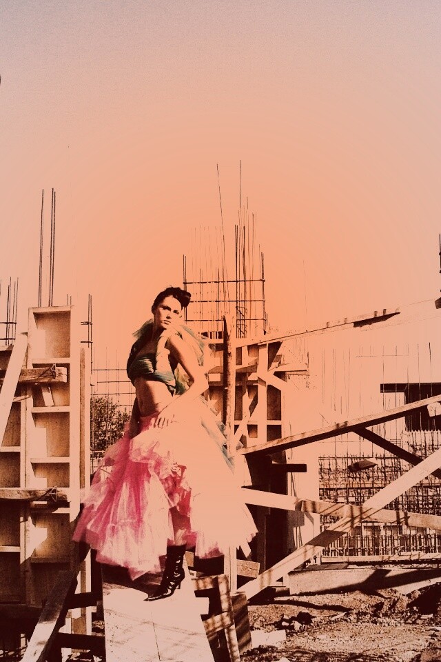 Девушка на стройке обои