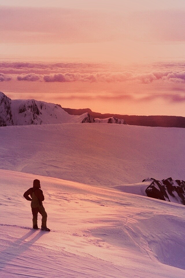 Путешественник в горах обои