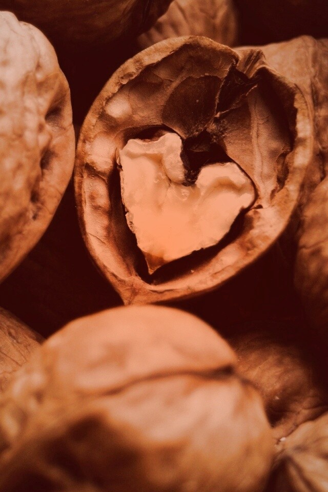 Расколотый орех обои